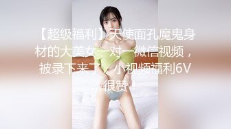 颜值不错的小女人全程露脸大秀直播，开档丝袜在家里一个人放肆嗨，跳弹自慰骚逼呻吟床上床下各种自慰骚浪满屋